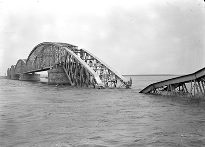 152648 Gezicht op de vernielde spoorbrug over het Hollands Diep bij Moerdijk.